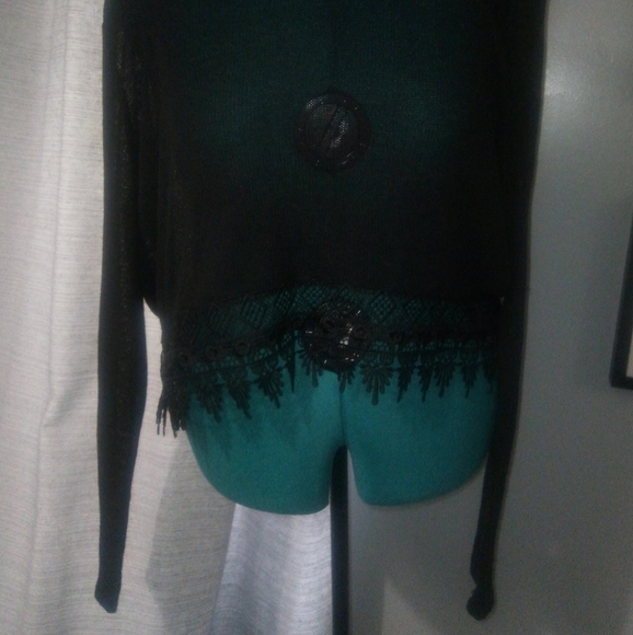 Divided H&M Cropped Long-Sleeved Knit Top w Embroidered Lace Detail Black Sz L - Picture 9 of 10